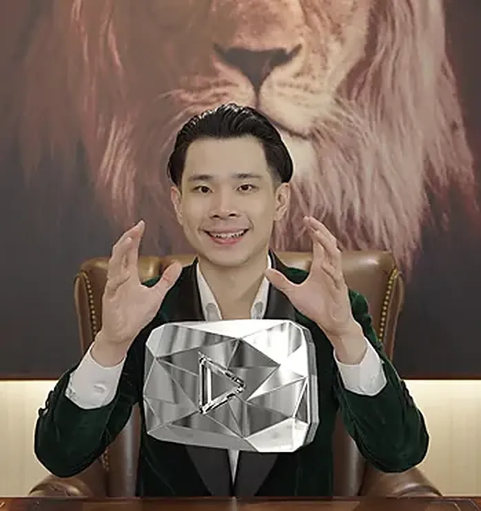 Jess No Limit dengan YouTube Diamond Play Button